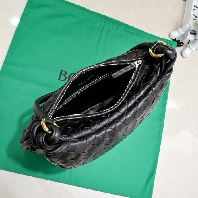 Batch 1860 Bv Shu Qi's same "Gemelli" twin bag 👇 Locked in advance 24 years of hot style 💕 Gemelli is paired with two half-moon shaped bags, matched with the brand's iconic intrecciato woven sheepskin, equipped with a detachable tubular handle, which can be used as a clutch, on the shoulder or by flipping the small crescent moon as a handle, or as a long shoulder strap 🉑️ crossbody The dual design has a personalized yet charming attitude, and the eye-catching visual impact brings an elegant and fashionable feeling. It is a bag worth buying💥 Size: 36x25x10, Model: 4281#